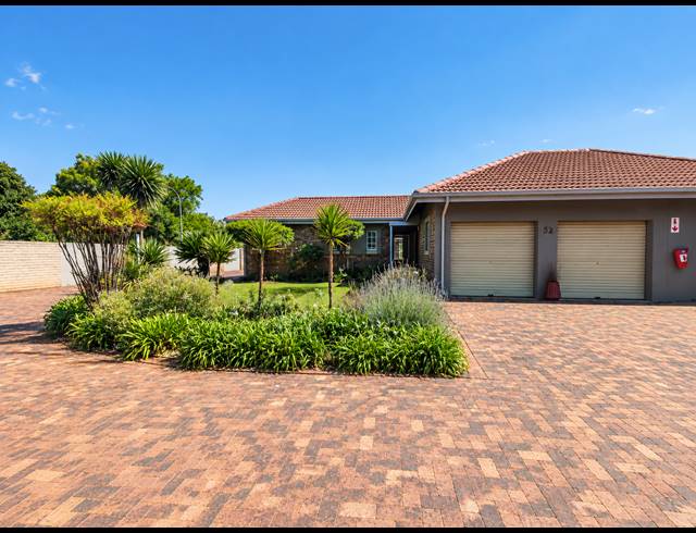 2 BEDROOM RETIREMENT UNIT FOR SALE IN THREE RIVERS EAST